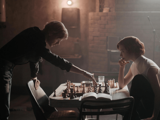 Beth Harmon e a envolvente coreografia do xadrez